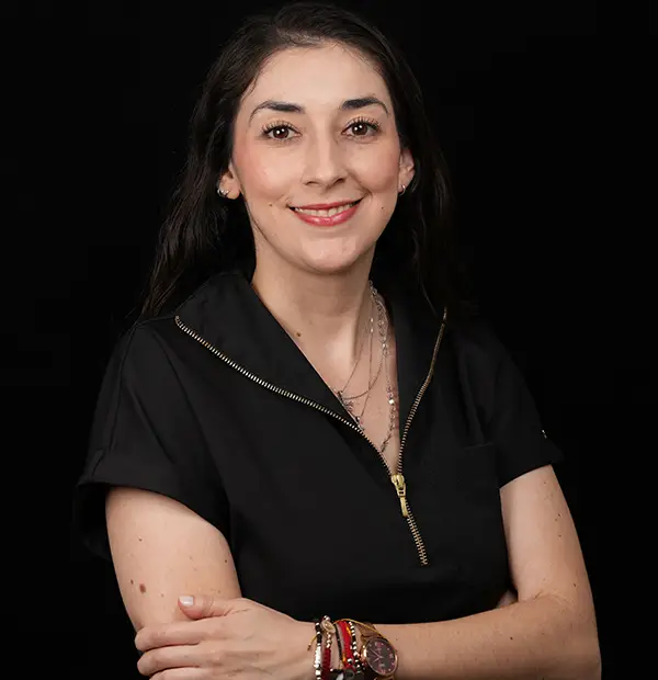 Dra. Kelly Zambrano, odontóloga especializada en estética dental y biomimética en Bucaramanga.