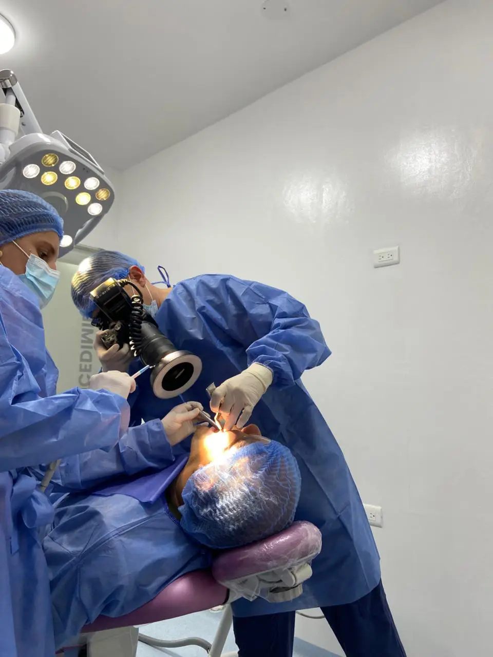 Dr. Víctor Rodríguez atendiendo a un paciente en su clínica odontológica en Bucaramanga