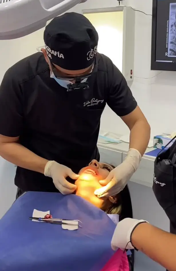 Dr. Víctor Rodríguez en su consultorio odontológico en Bucaramanga brindando atención profesional.