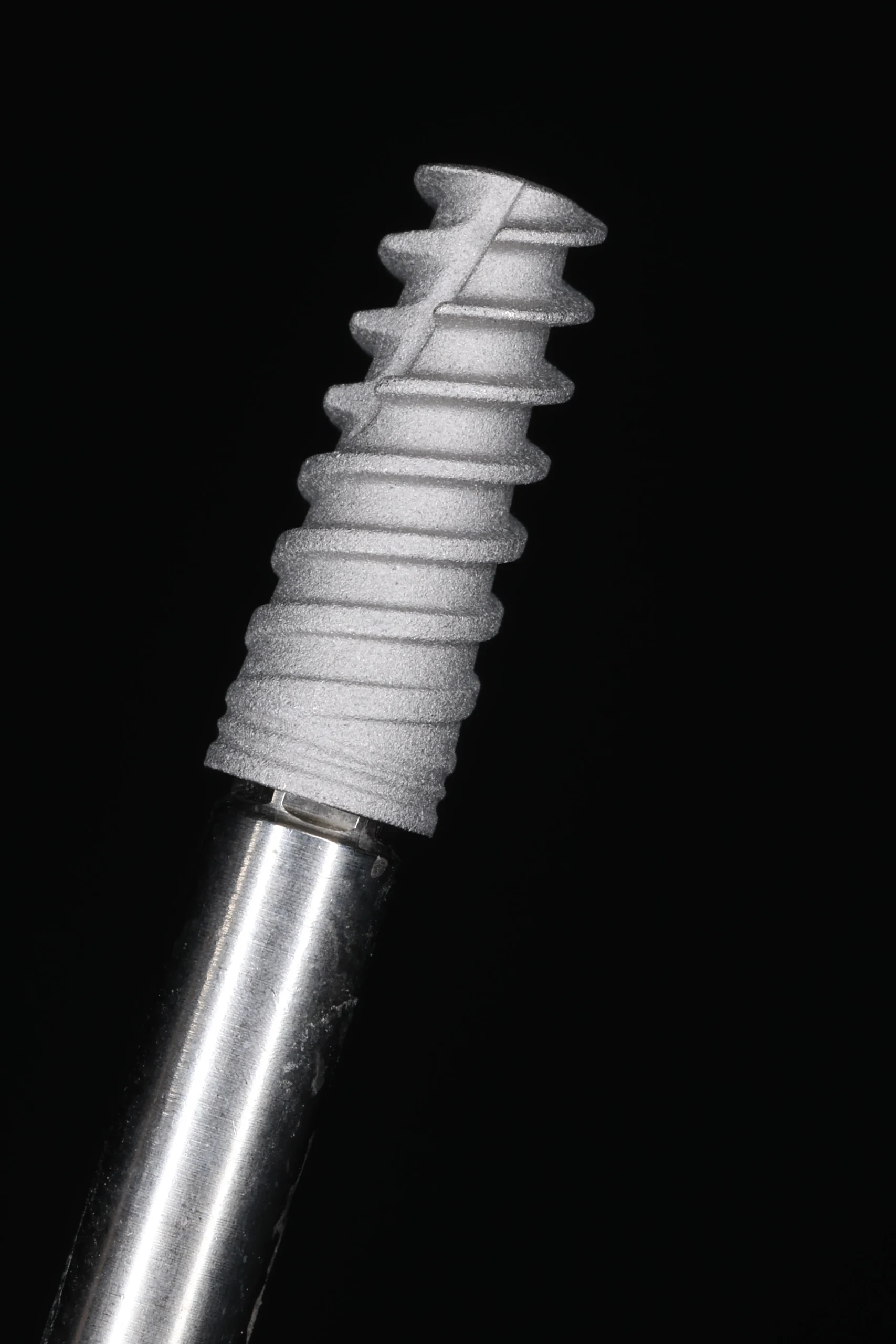 Implante dental de titanio utilizado en implantología oral