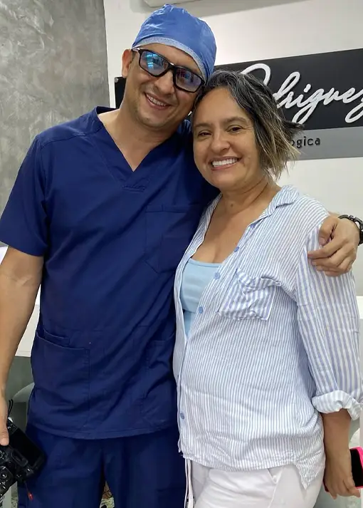 Paciente recibiendo valoración odontológica con el Dr. Víctor Rodríguez en Bucaramanga.