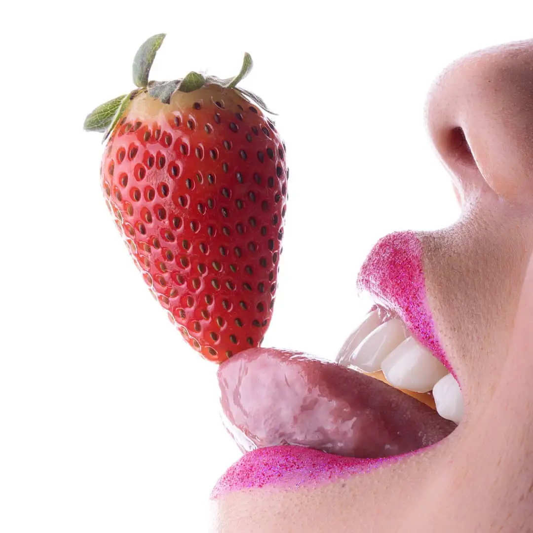 Sonrisa blanca y saludable tras tratamiento de blanqueamiento dental en clínica odontológica en Bucaramanga