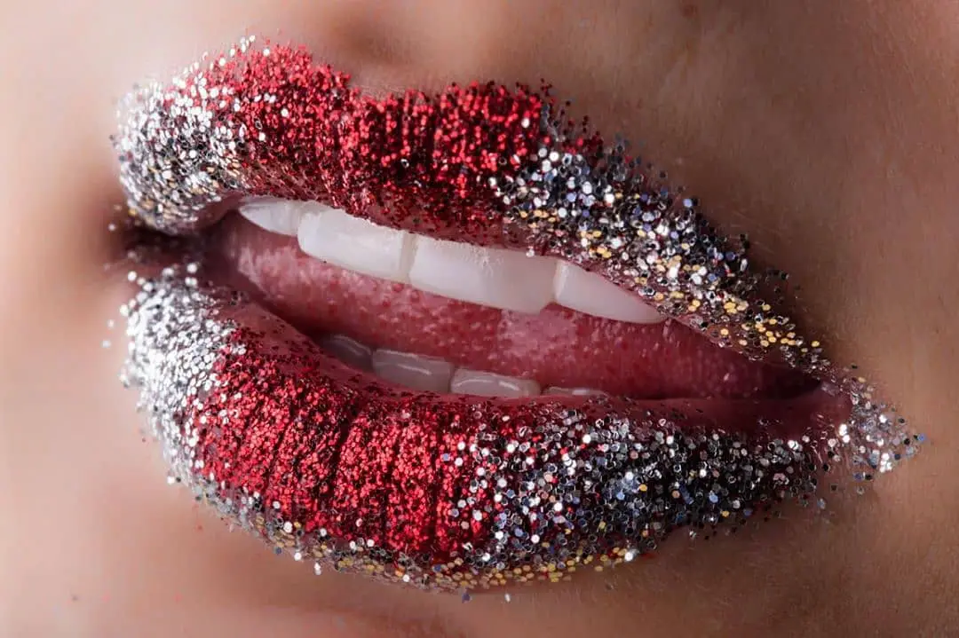 Sonrisa blanca y estética lograda con tratamientos dentales profesionales en Bucaramanga