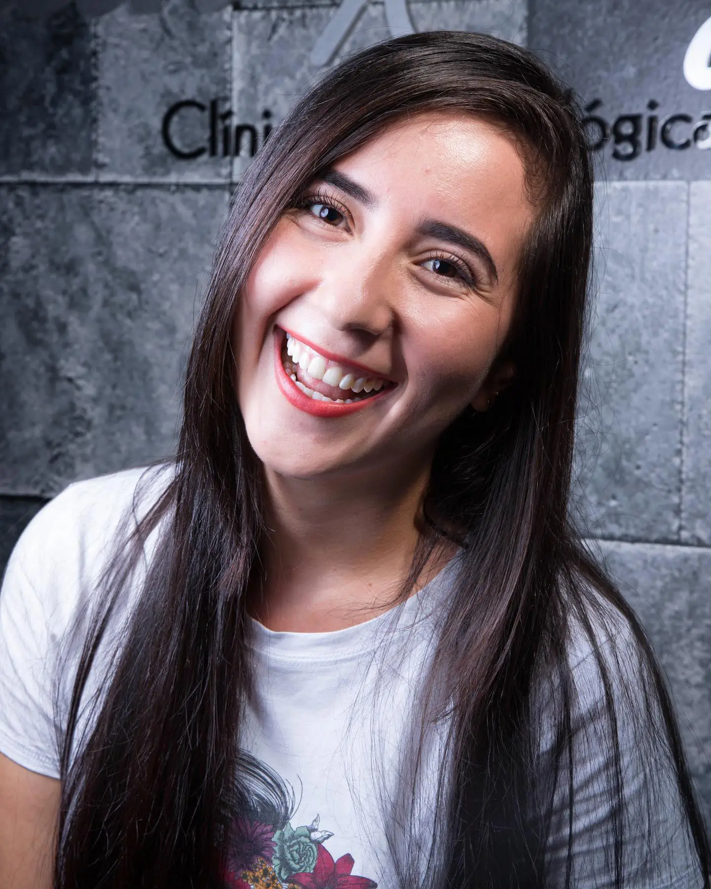 Paciente con sonrisa sana y natural tras tratamiento dental en clínica odontológica en Bucaramanga